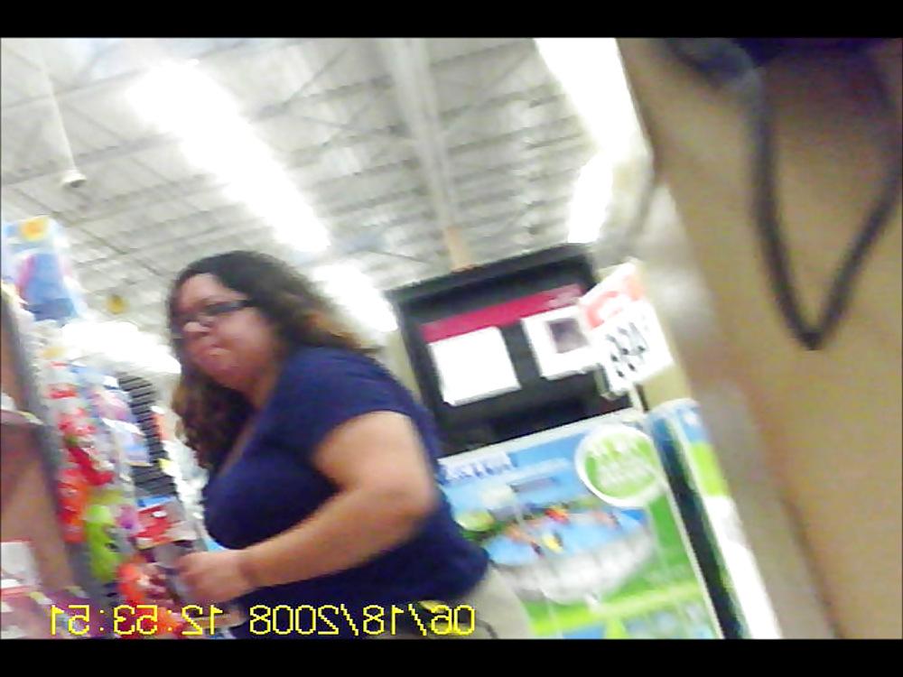 11P Squatting BBW Latino Worker