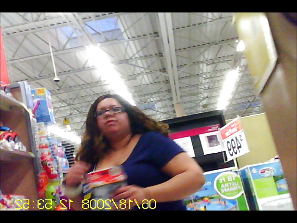 11P Squatting BBW Latino Worker