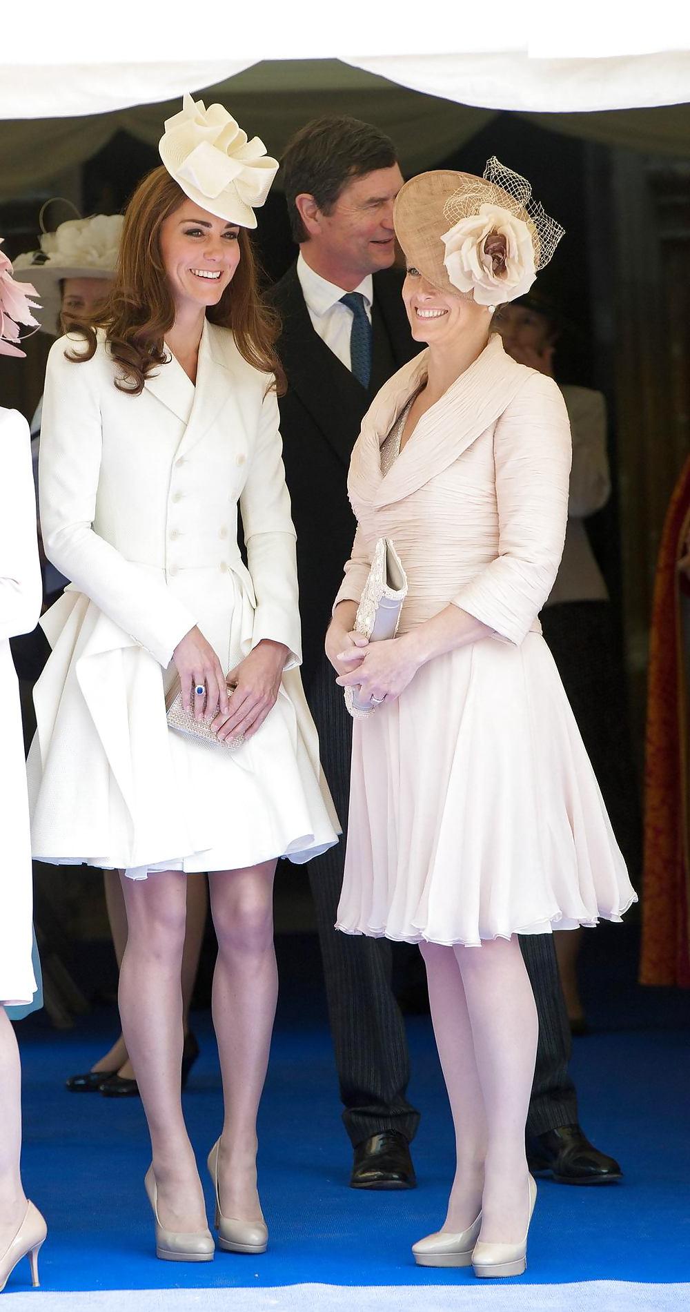 17P Kate and pippa in nylons
