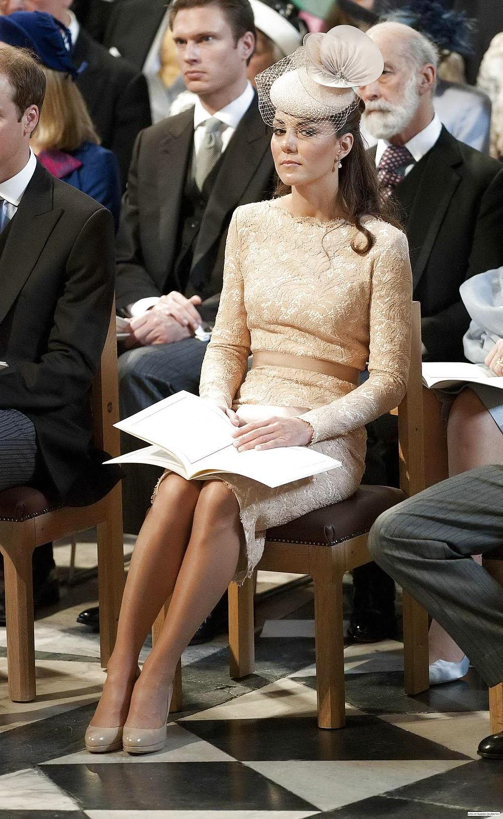 17P Kate and pippa in nylons