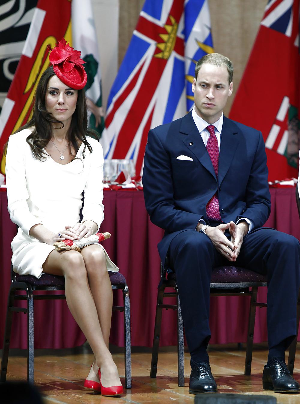 17P Kate and pippa in nylons