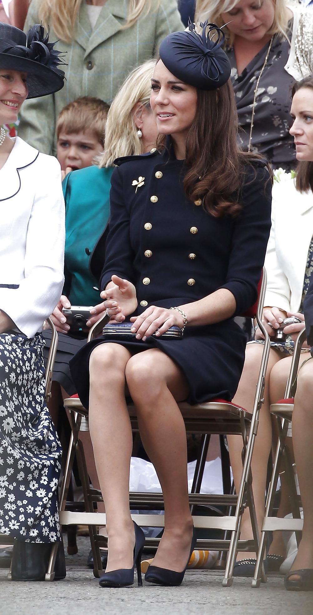 17P Kate and pippa in nylons