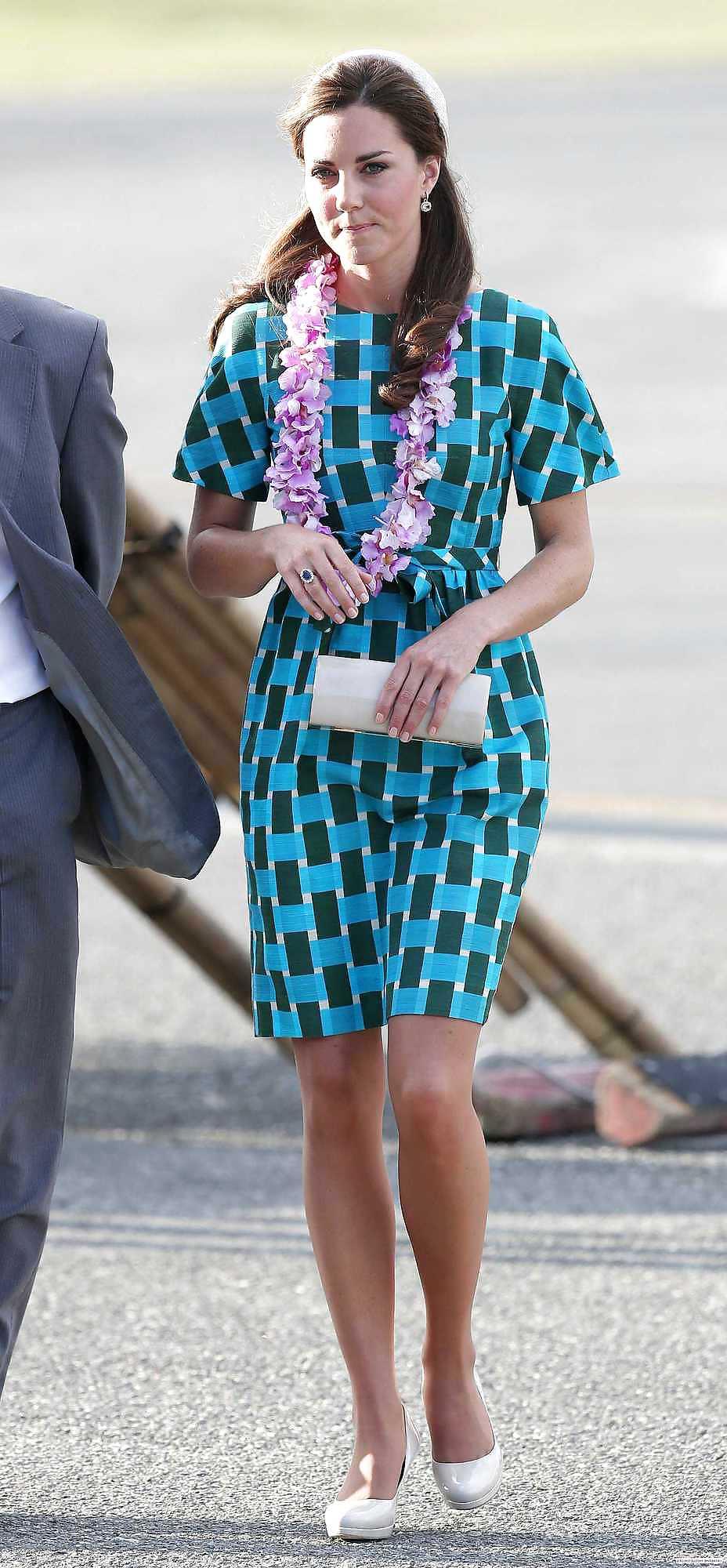 17P Kate and pippa in nylons