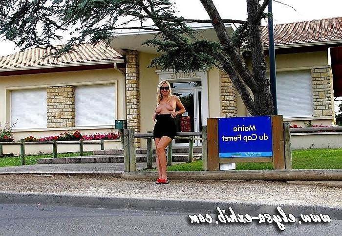 10P Flashing and nude in Cap Ferret