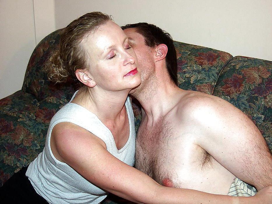 25P Mature woman surrenders both holes 2