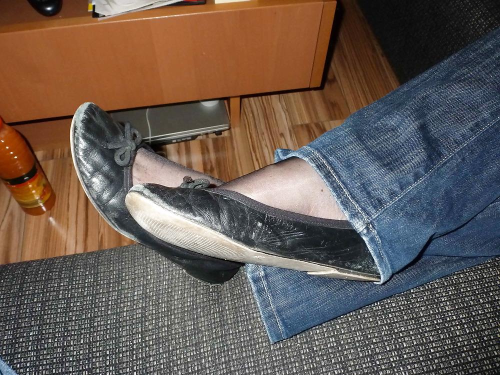 23P Black flats, black nylons