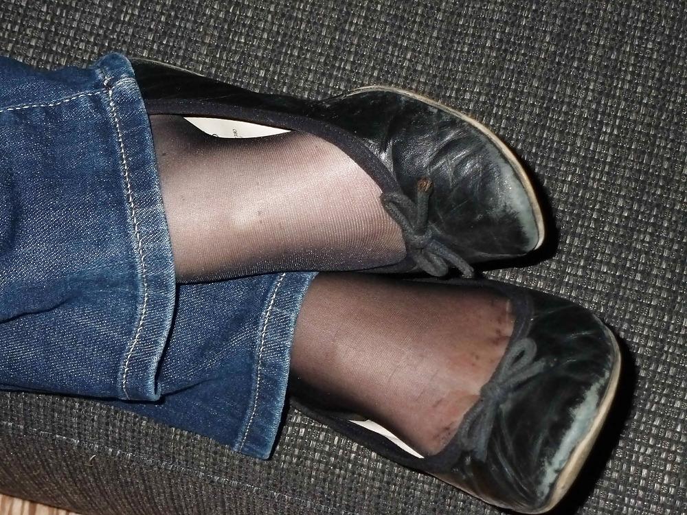 23P Black flats, black nylons