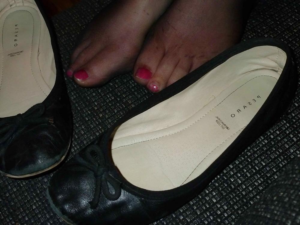 23P Black flats, black nylons
