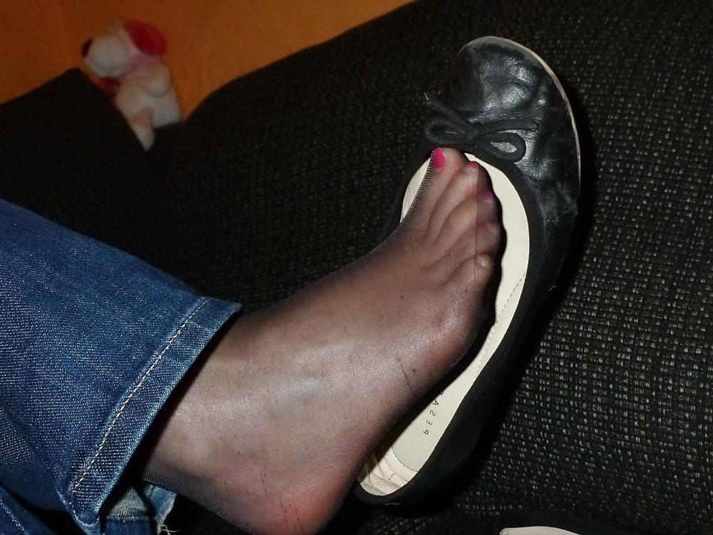 23P Black flats, black nylons
