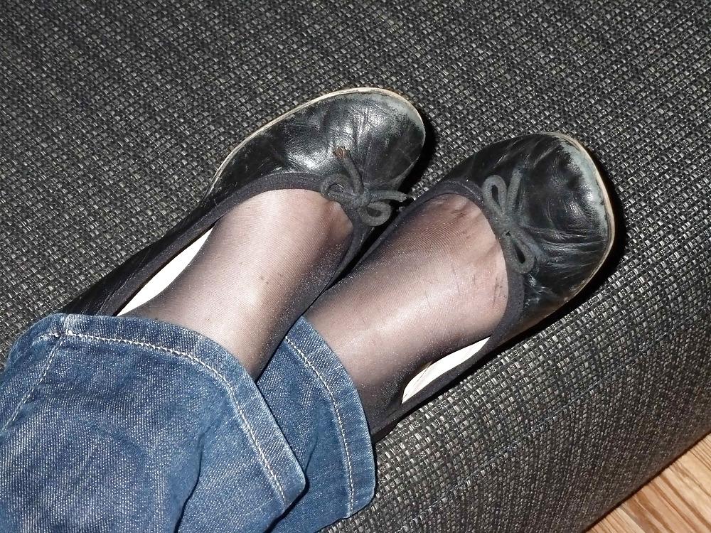 23P Black flats, black nylons