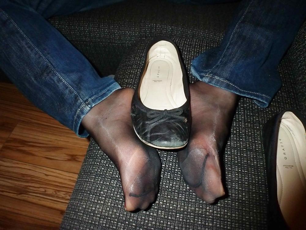 23P Black flats, black nylons