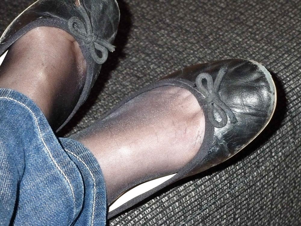 23P Black flats, black nylons
