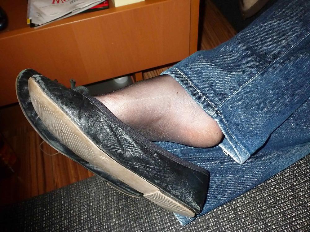 23P Black flats, black nylons