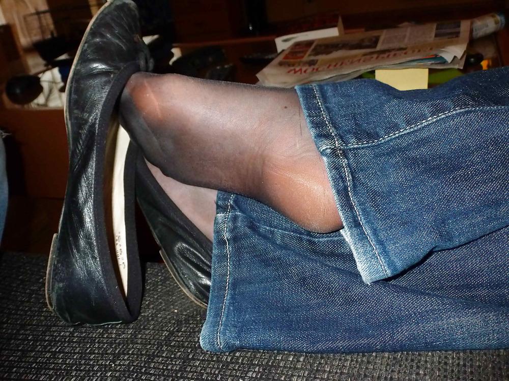 23P Black flats, black nylons