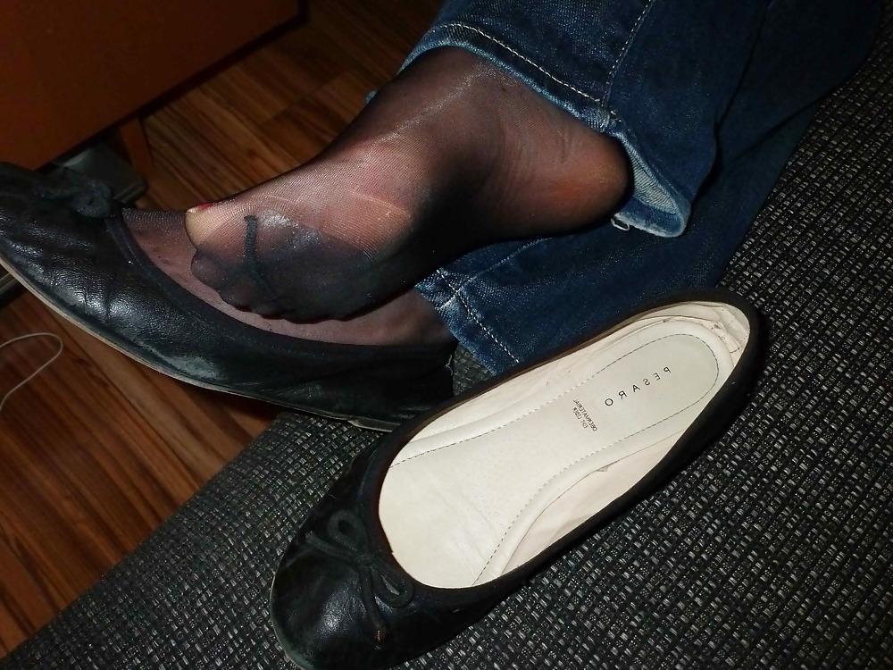 23P Black flats, black nylons
