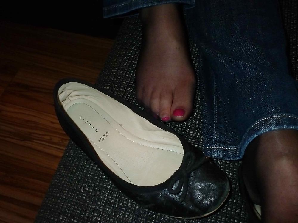 23P Black flats, black nylons