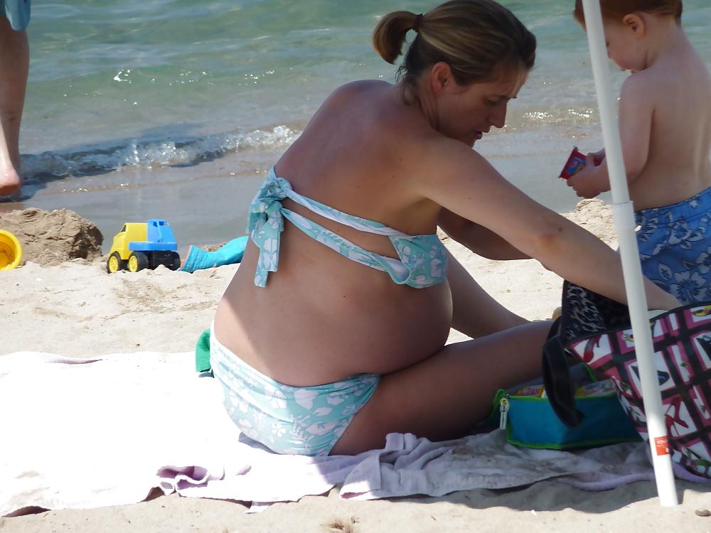 8P Voyeur - Pregnant girl on the beach (vacation in Corsica)
