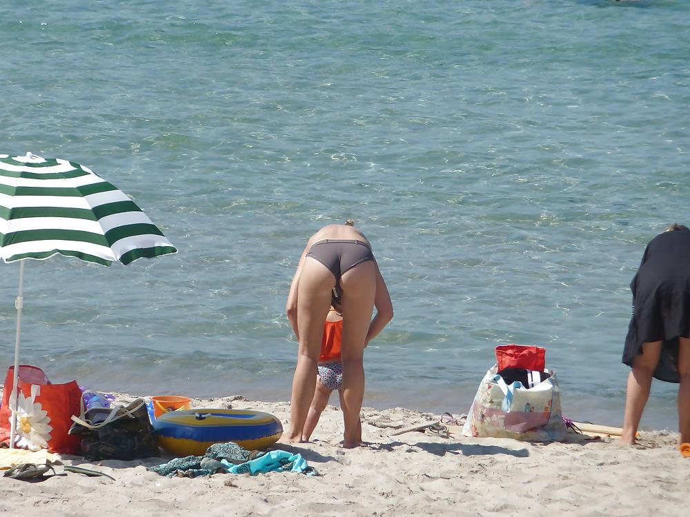 10P Voyeur - Topless girl with nice ass on the beach (Corsica)