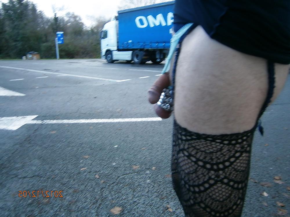 9P Public exhib hotel queue sexe cock flashing