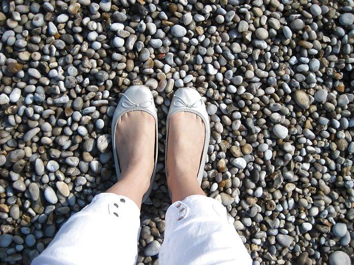 11P Candid shots ballerinas flats heels nylon barefeet teens