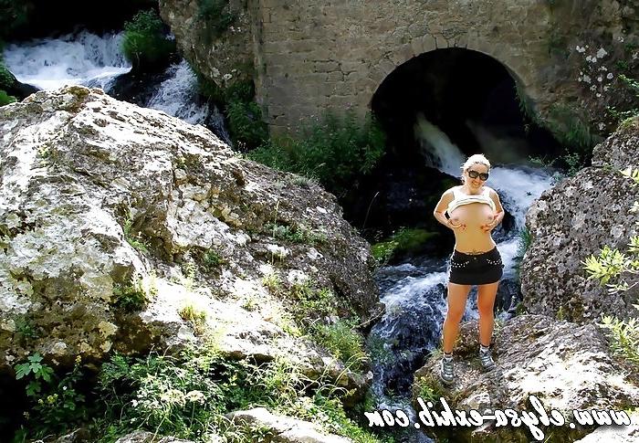 10P Flashing during a hike