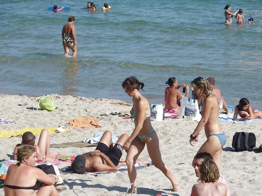 12P Voyeur - Nice girl in thong on the beach (in Corsica)