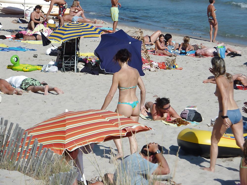 12P Voyeur - Nice girl in thong on the beach (in Corsica)