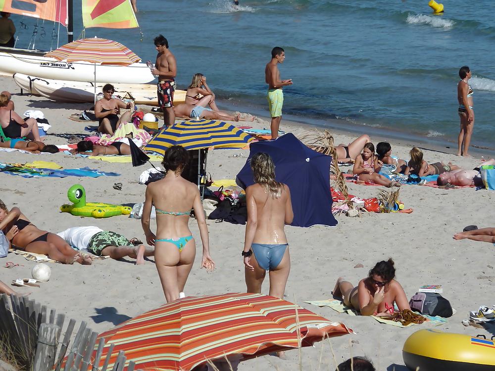 12P Voyeur - Nice girl in thong on the beach (in Corsica)