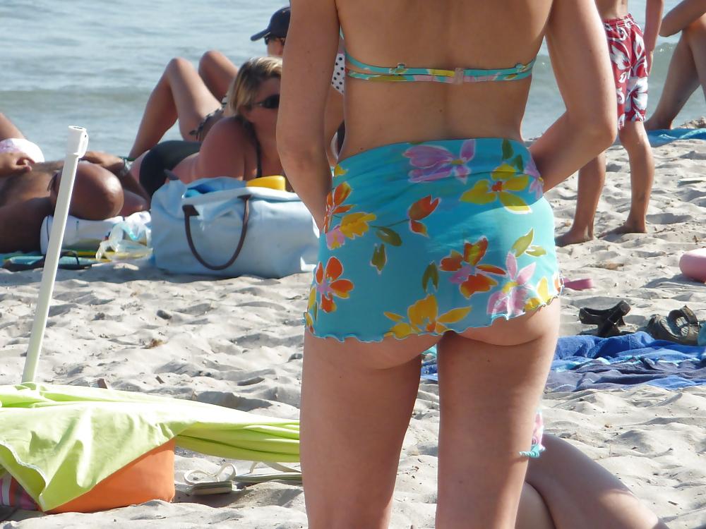 12P Voyeur - Nice girl in thong on the beach (in Corsica)