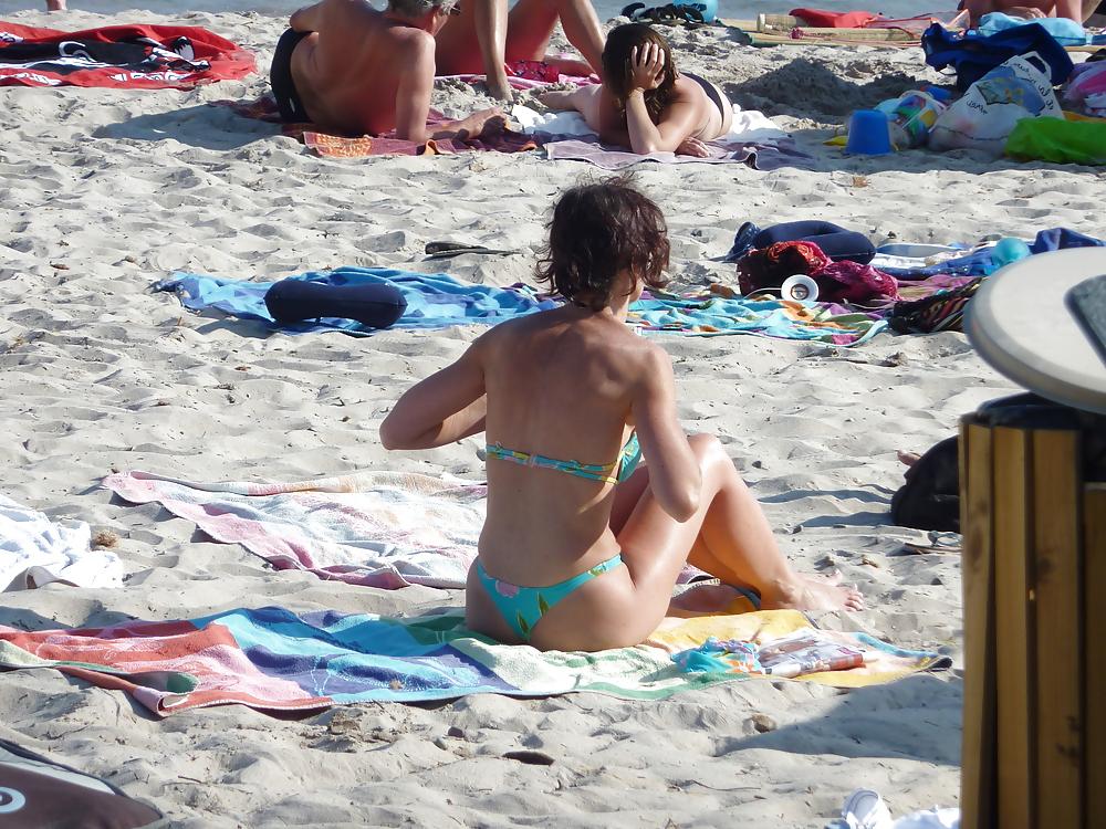 12P Voyeur - Nice girl in thong on the beach (in Corsica)