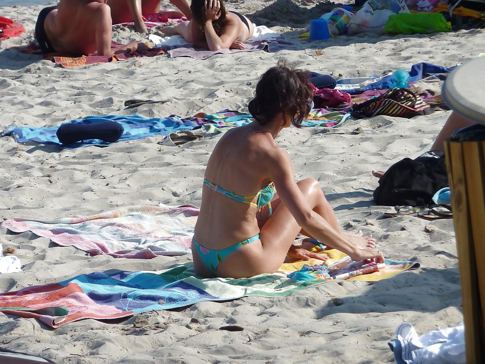 12P Voyeur - Nice girl in thong on the beach (in Corsica)