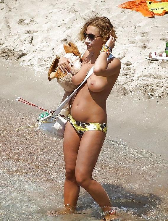 25P Beach Beauties 014 - Candid
