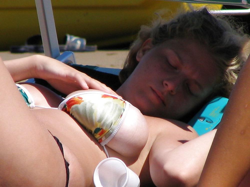24P My neighbour in beach holyday milf 