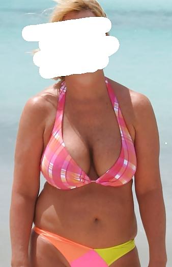 24P My neighbour in beach holyday milf 
