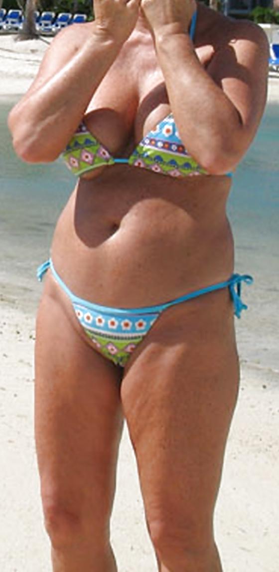 24P My neighbour in beach holyday milf 