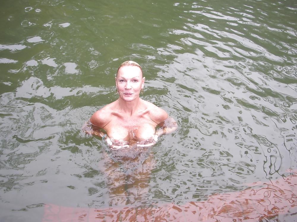 23P Nature woman amateur