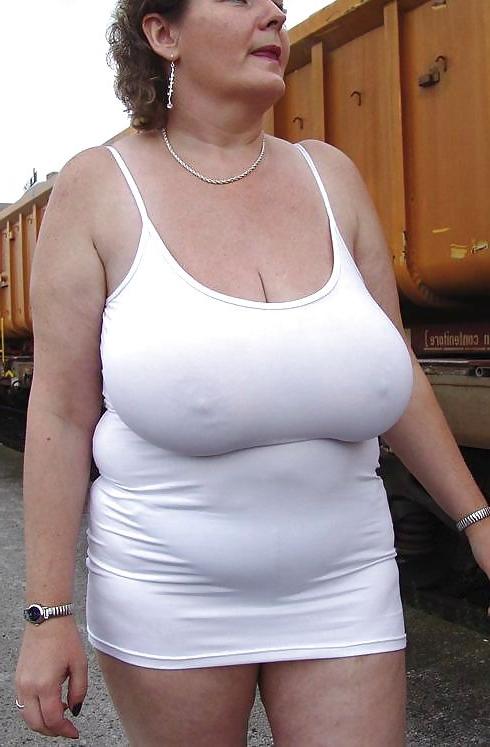 10P Woman with chunky hangers