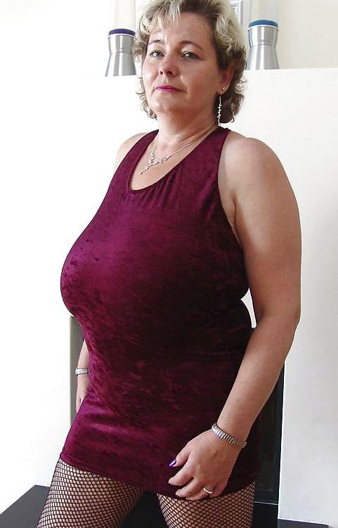 10P Woman with chunky hangers