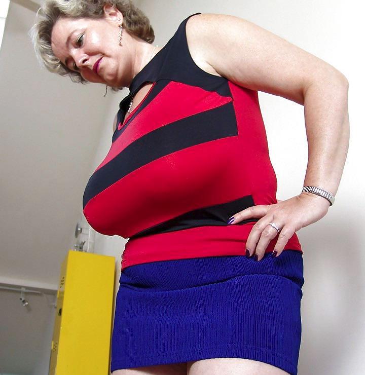 8P Mature woman with chunky hangers