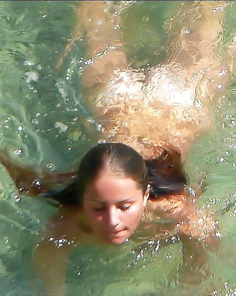25P Naked girl swims at beach
