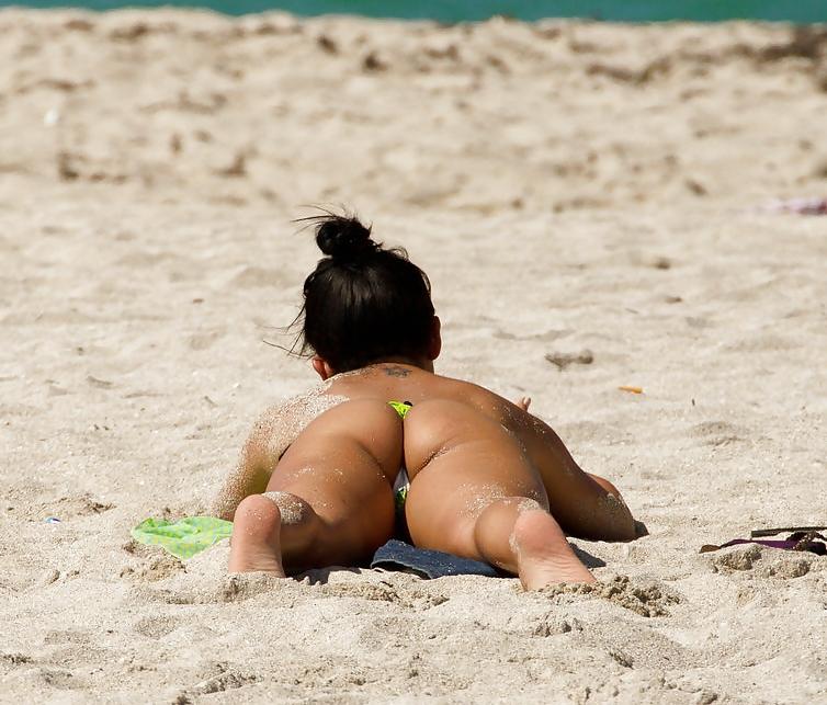 25P Some amazing asses in the beach...