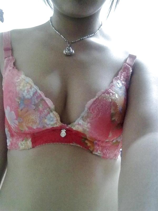 11P Chinese milf takes self pics