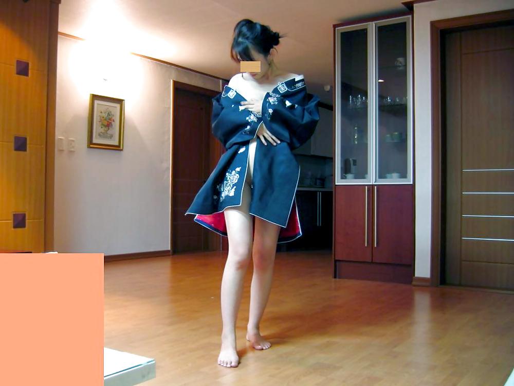 7P Korean hanbok girl flashing