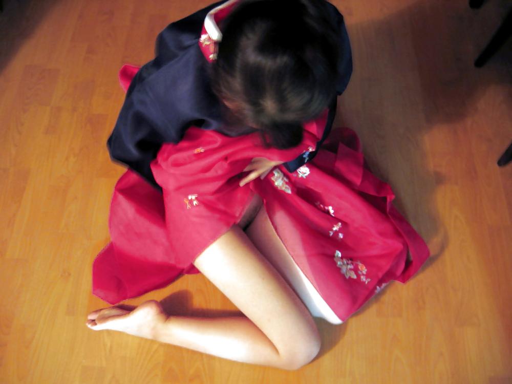 7P Korean hanbok girl flashing