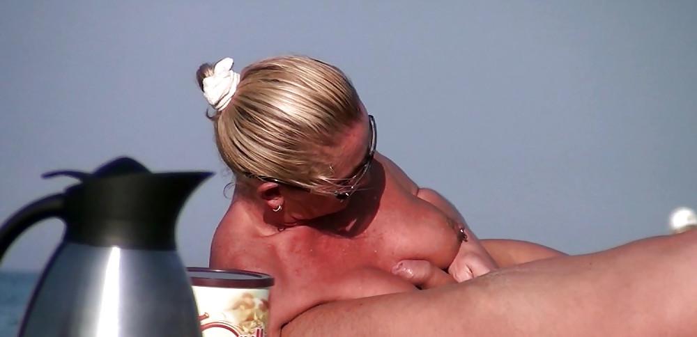 16P Fun with wife at the beach - 10