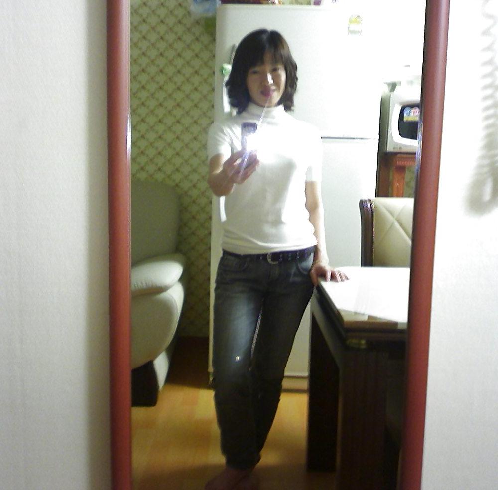 8P Korean milf takes self pics