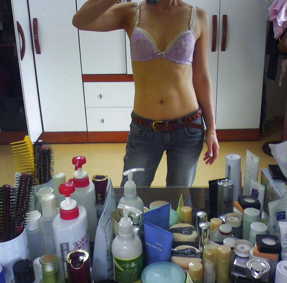 8P Korean milf takes self pics