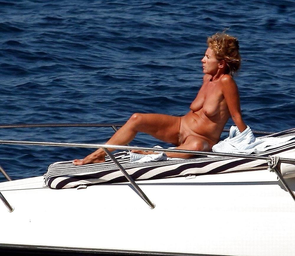 25P NUDE AT THE BEACH