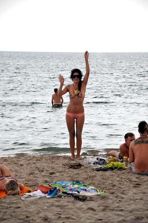 25P NUDE AT THE BEACH
