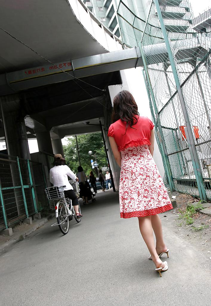 25P Japanese milf flashing in public